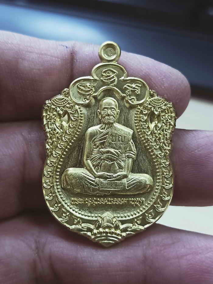 2-1084 วัดใจ 100 เหรียญเสมา 100 ปี บารมีปิยธมโม หลวงพ่อสมบุญ วัดลำพันบอง จ.สุพรรณบุรี ปี 2567 ทองทิพย์ หมายเลข 45 กล่องเดิม***สายสุพรรณดันดี