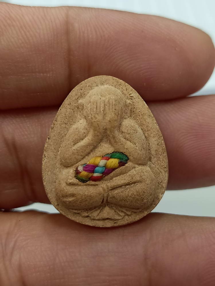 D275 วัดใจ 50 พระปิดตา รวยล้นเหลือ หลวงพ่อแดง วัดอินทาราม สมุทรสงคราม เนื้อผงฝังไหม 7 สี พิมพ์เล็ก ***ศิษย์เอกหลวงปู่หยอด