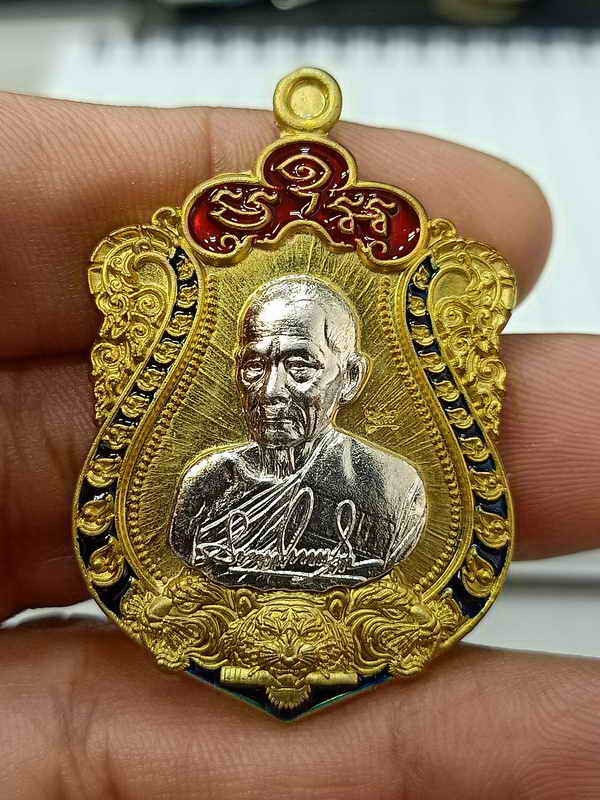 2-456 วัดใจ 150 เหรียญเสมาหันข้าง รุ่น 5 พยัคฆ์พันล้าน หลวงปู่บุญมา สำนักสงฆ์เขาแก้วทอง จ.ปราจีนบุรี ปี 2565 ทองทิพย์ หน้ากากชุบเงิน หมายเลข 105 กล่องเดิม