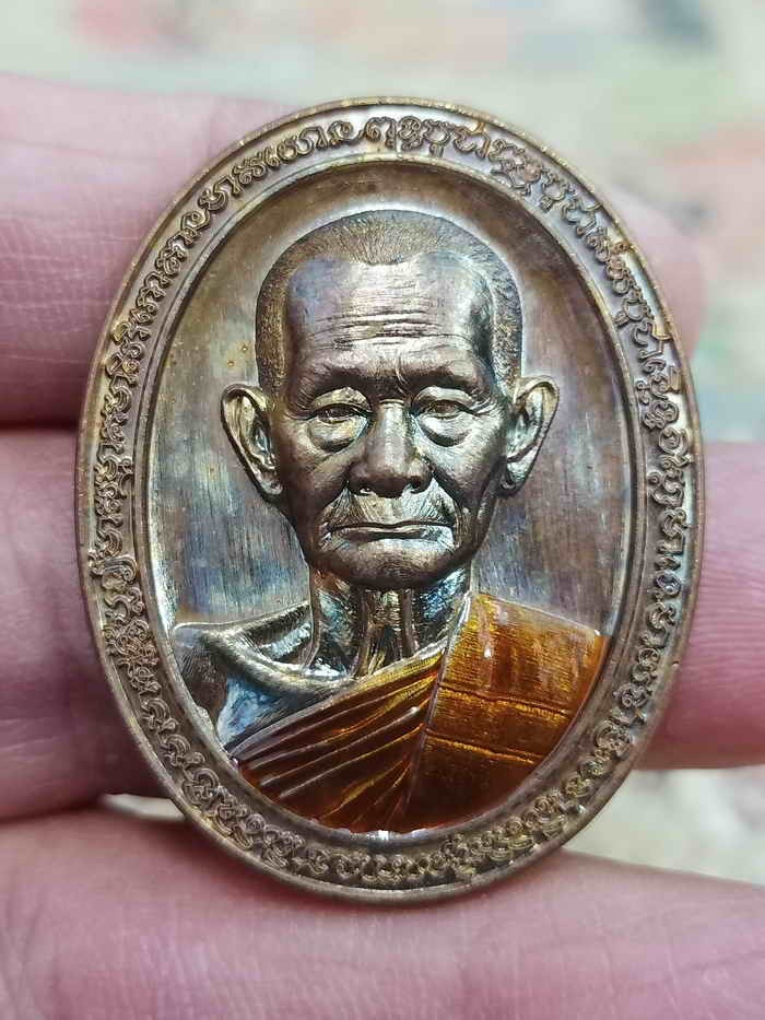 2-1886 วัดใจ 100 เหรียญปลดหนี้ชนะจน หลวงปู่บุญมา สำนักสงฆ์เขาแก้วทอง จ.ปราจีนบุรี 2567 ชนวนผิวนวะ ลงยาจีวร หมายเลข 38 กล่องเดิม