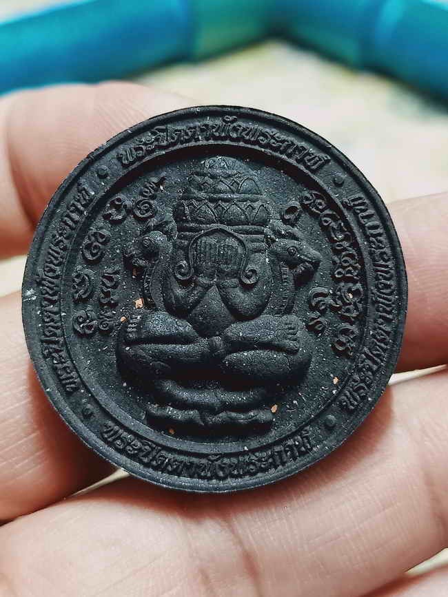 2-1457 วัดใจ 50 พระผงขอบ ปิดตาพังพระกาฬ(รุ่นแรก) นำฤกษ์ หลวงปู่อิ่ม วัดทุ่งนาใหม่ จ.นครศรีธรรมราช ปี 2566 หมายเลข 498 กล่องเดิม***ทีมพี่เสือสร้าง