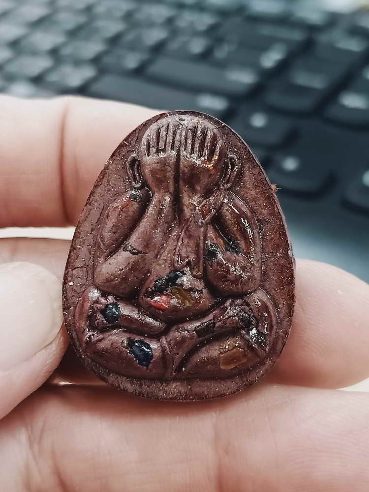 2-1554 วัดใจ 100 พระปิดตาปลดหนี้จัมโบ้ รวยมหาเศรษฐี หลวงพ่อนงค์ วัดบางน้ำชน ธนบุรี จ.กรุงเทพ ปี 2566 จัมโบ้ มวลสารดี หมายเลข 179 กล่องเดิม