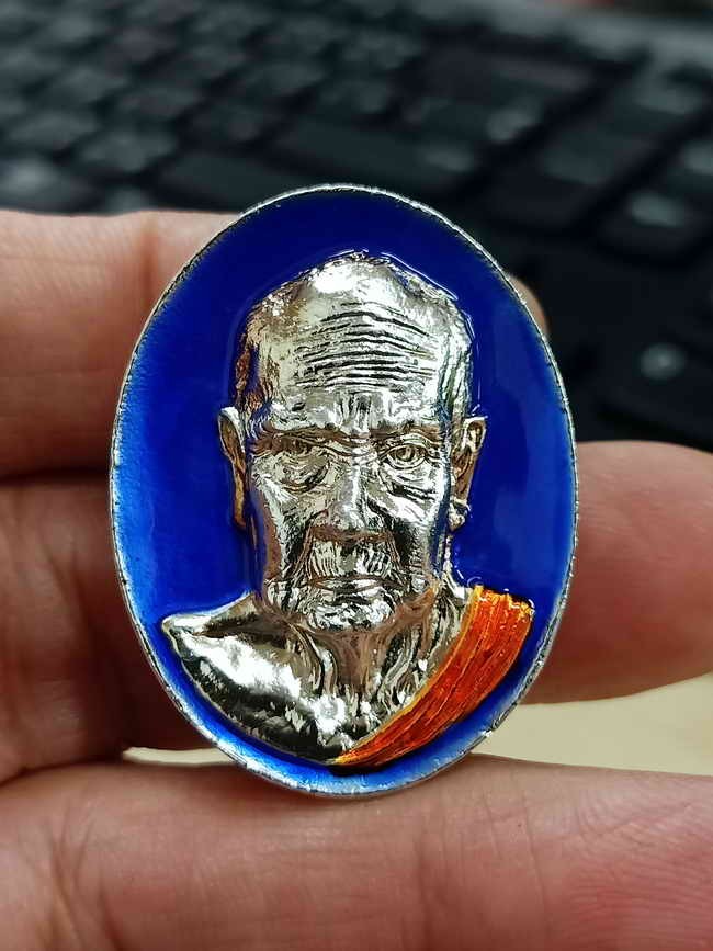 2-1619 วัดใจ 100 เหรียญหล่อพุทธศิลป์นาคเกี้ยวถิ่นแม่น้ำโขง หลวงปู่คีบ ธีรปัญโญ อายุ 108 ปี วัดป่าสุทธาวาส จ.นครพนม ปี 2567 ชุบเงิน ลงยาน้ำเงิน หมายเลข 37 กล่องเดิม