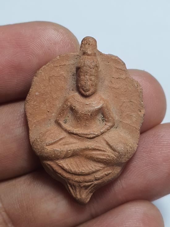 ใบโพธิ์เล็กหลวงพ่อลีเนื้อดินครับ