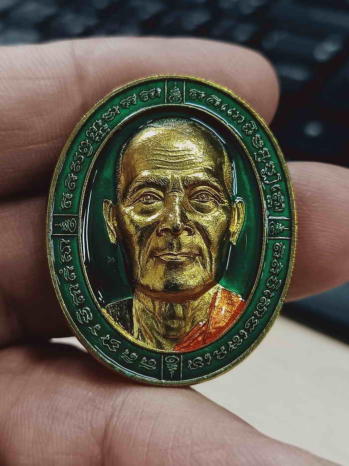 2-1351 วัดใจ 100 เหรียญหน้ายักษ์ รุ่นแรก หลวงพ่อทอง วัดบ้านไร่ จ.นครราชสีมา 2564 เนื้อทองทิพย์ ลงยาพื้นเขียว หมายเลข 564 กล่องเดิม