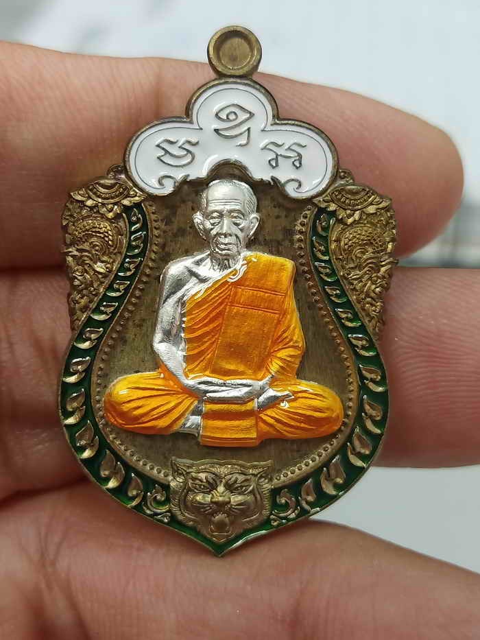 2-739 วัดใจ 150 เหรียญเสมาเสือคาบแก้ว หลวงพ่อคูณ วัดบัลลังก์ จ.นครราชสีมา 2567 เนื้อชนวน หน้ากากชุบเงิน ลงยาขอบ ซุ้ม จีวร หมายเลข 37 จัดสร้าง 209 เหรียญ กล่องเดิม