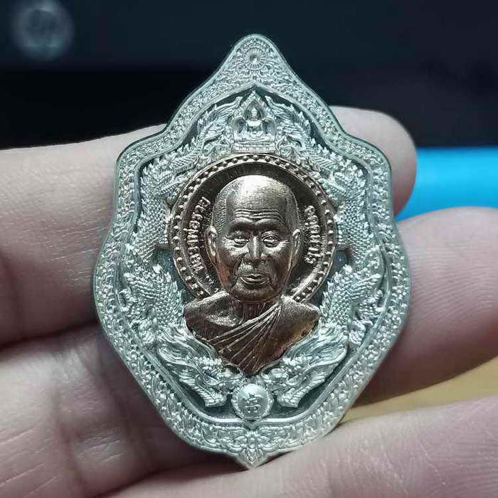 2-463 วัดใจ 100 เหรียญพุทธคุณ 88 หลวงพ่อรวย วัดมาบตาพุด จ.ระยอง ปี 2565 เนื้อทองแดงอาบเงิน หน้ากากทองแดง หมายเลข 387 กล่องเดิม***มังกรคู่ มาแรงกับปีนี้มาก