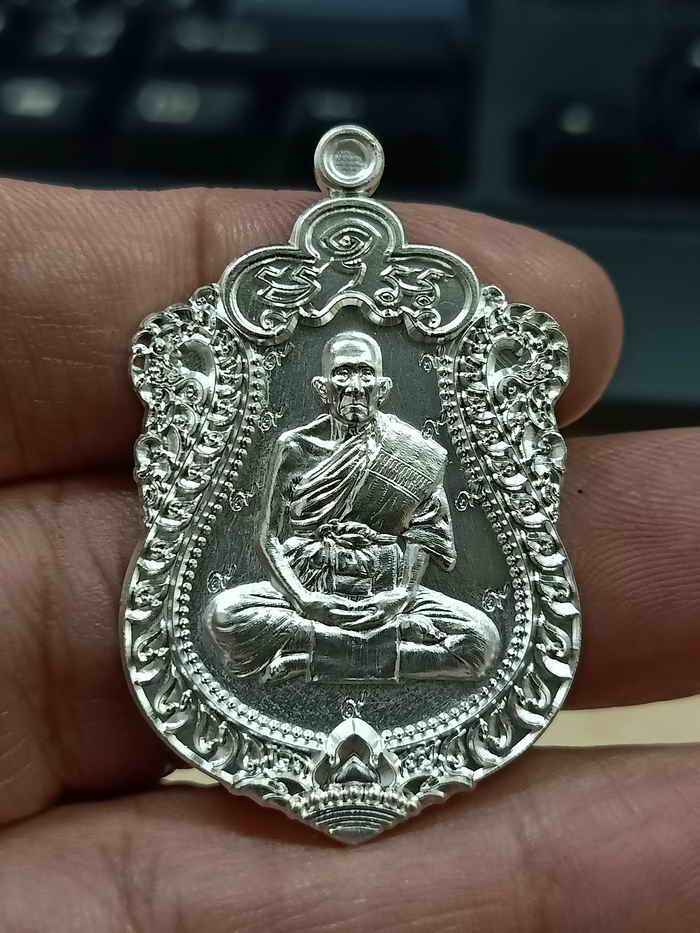 2-950 วัดใจ 100 เหรียญเสมา 94 ปี รุ่นแรก หลวงปู่สวน วัดวังทรายพูน จ.พิจิตร 2567 ชุบเงิน หมายเลข60 สร้าง 94 เหรียญ กล่องเดิม