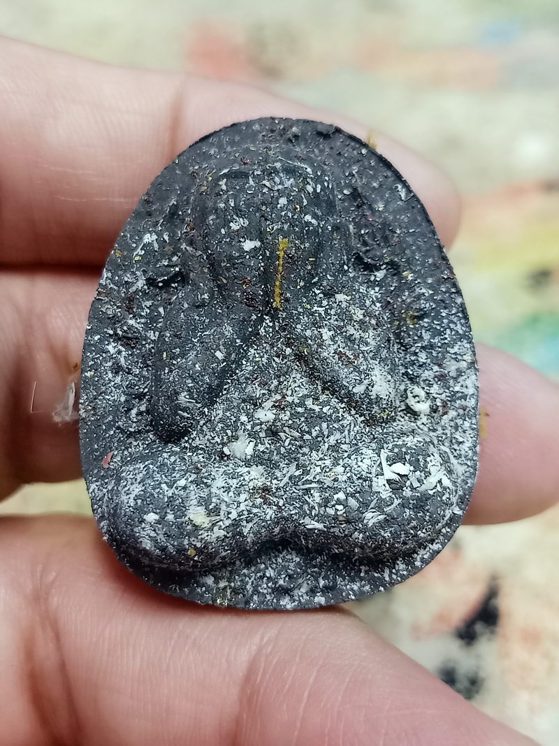 1-1769 วัดใจ 50 พระปิดตากนกข้าง 100 ปี หลวงพ่อพัฒน์ วัดห้วยด้วน จ.นคสวรรค์ 2565 ดำใบลาน หมายเลข 561 กล่องเดิม