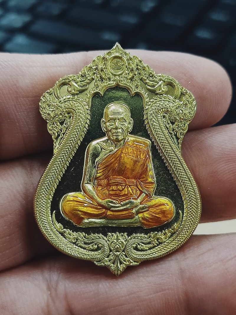 1-841 วัดใจ 50 เหรียญทรัพย์เศรษฐี หลวงพ่อพัฒน์ วัดห้วยด้วน จ.นครสวรรค์ 2564 ทองทิพย์ปัดเงา ลงยาจีวร เลข 369 กล่องเดิม