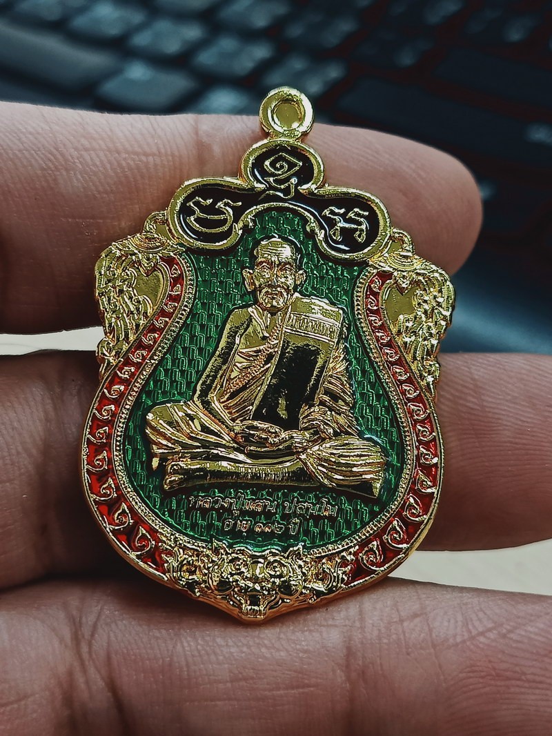 1-854 วัดใจ 50 เหรียญเสมาหัวเสือ รุ่นพยัคฆ์แสนพันล้าน 112 ปี หลวงปู่แสน วัดบ้านหนองจิก จ.ศรีสะเกษ 2562 เปียกทองลงยา 3 สี หมายเลข 424 กล่องเดิม