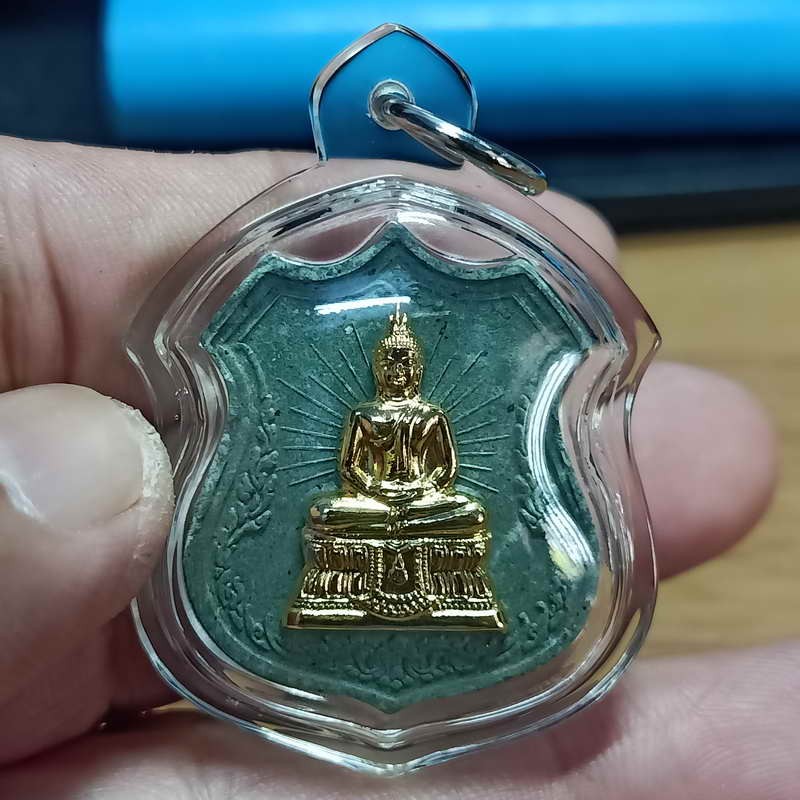 D869 วัดใจ 100 พระพุทธพรรณีศรีธรรมไภสัช วัดพระศรีรัตนศาสดาราม กทม. ปี 2554 เนื้อเขียวเหนี่ยวทรัพย์ หน้ากะไหล่ทอง***เลี่ยมพร้อมใช้