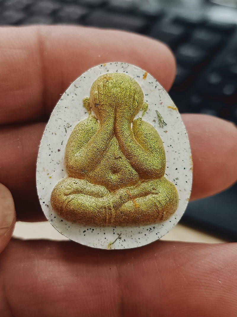 1-915 วัดใจ 50 พระผงปิด รวย มั่ง มี หลวงพ่อพัฒน์ วัดห้วยด้วน จ.นครสวรรค์ 2565 เนื้อผง เลข 52 กล่องเดิม