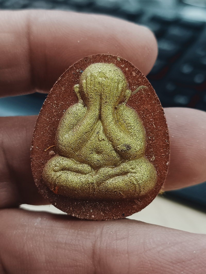 1-916 วัดใจ 50 พระผงปิด รวย มั่ง มี หลวงพ่อพัฒน์ วัดห้วยด้วน จ.นครสวรรค์ 2565 เนื้อผง เลข 62 กล่องเดิม