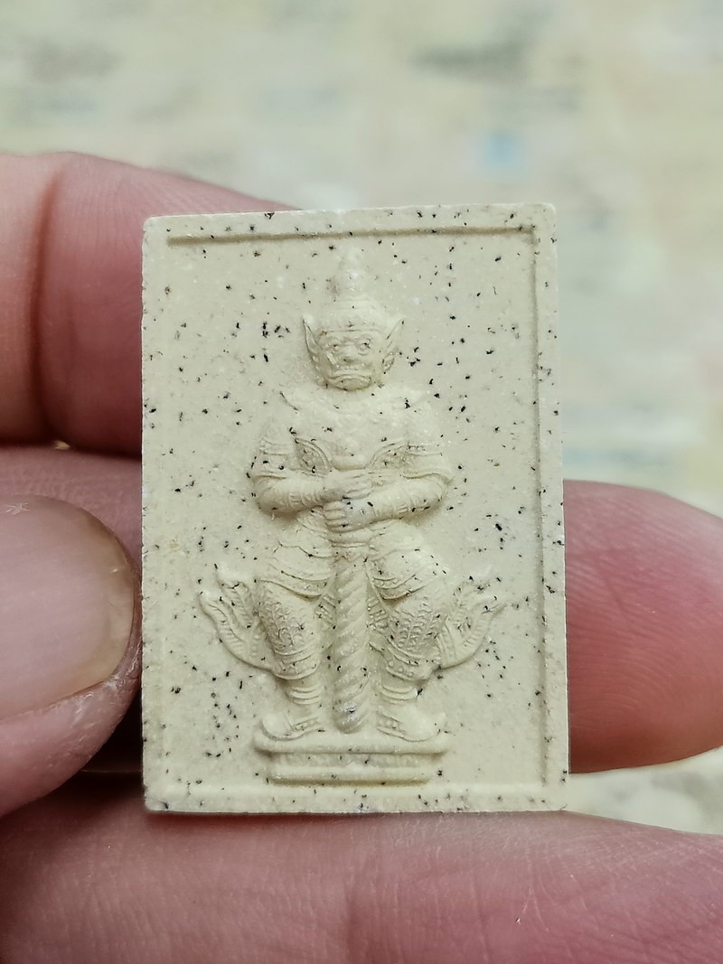 1-1546 วัดใจ 50 พระผงท้าวเวสสุวรรณ รวยพันล้าน รุ่นแรกมวลสารเก่า หลวงปู่หมุน ฐิตสีโล วัดบ้านจาน จ.ศรีสะเกษ 2565 กล่องเดิม