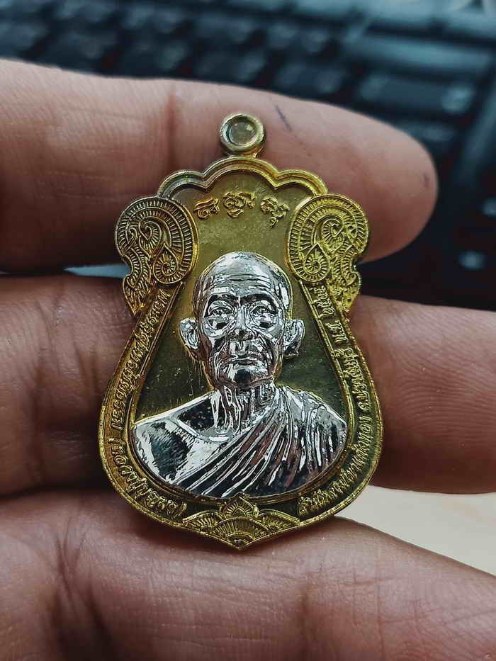 2-1241 วัดใจ 100 เหรียญ 168 รวยทางเดียว หลวงปู่บุญมา สำนักสงฆ์เขาแก้วทอง จ.ปราจีนบุรี 2564 ทองทิพย์ หน้ากากชุบเงิน หมายเลข 225 กล่องเดิม***งานสวย ยุคต้น