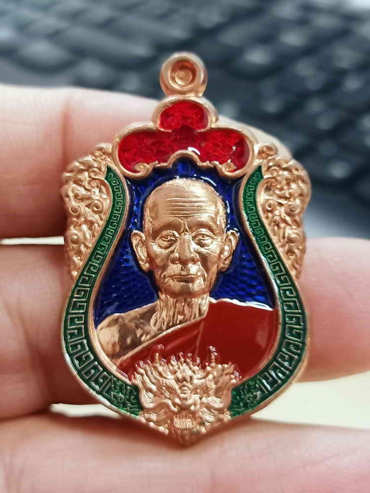 2-1745 วัดใจ 100 เหรียญเสมาพญามังกร เศรษฐีมั่งมีทรัพย์ หลวงปู่บุญมา สำนักสงฆ์เขาแก้วทอง จ.ปราจีนบุรี 2564 ทองแดงผิวไฟ ลงยาพื้น ขอบ จีวร หมายเลข 134 กล่องเดิม***งานสวย