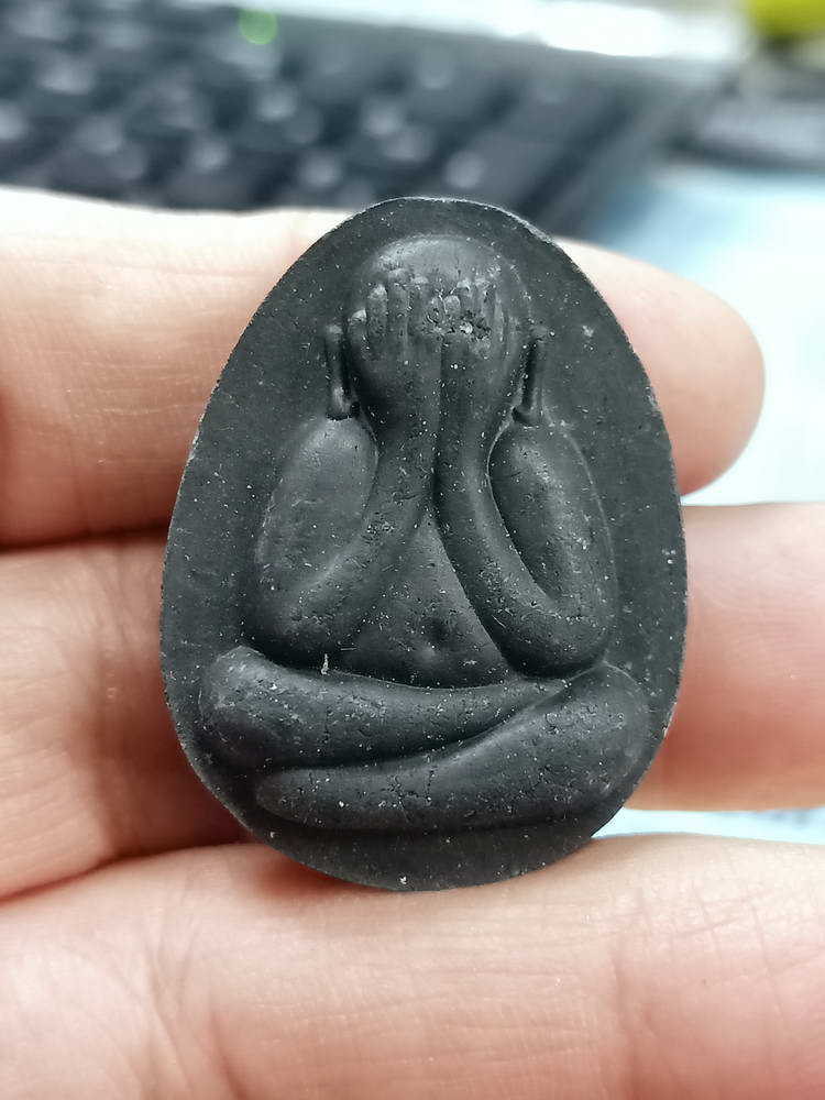 2-1874 วัดใจ 100 G#5 พระปิดตามหาลาภ รามัญ หลวงพ่อชำนาญ วัดชินวราราม จ.ปทุมธานี ปี 2561 ผงดำใบลาน เสกนาน 2 ปี ในลังปืน***สายวัดชินวรารามวรวิหาร