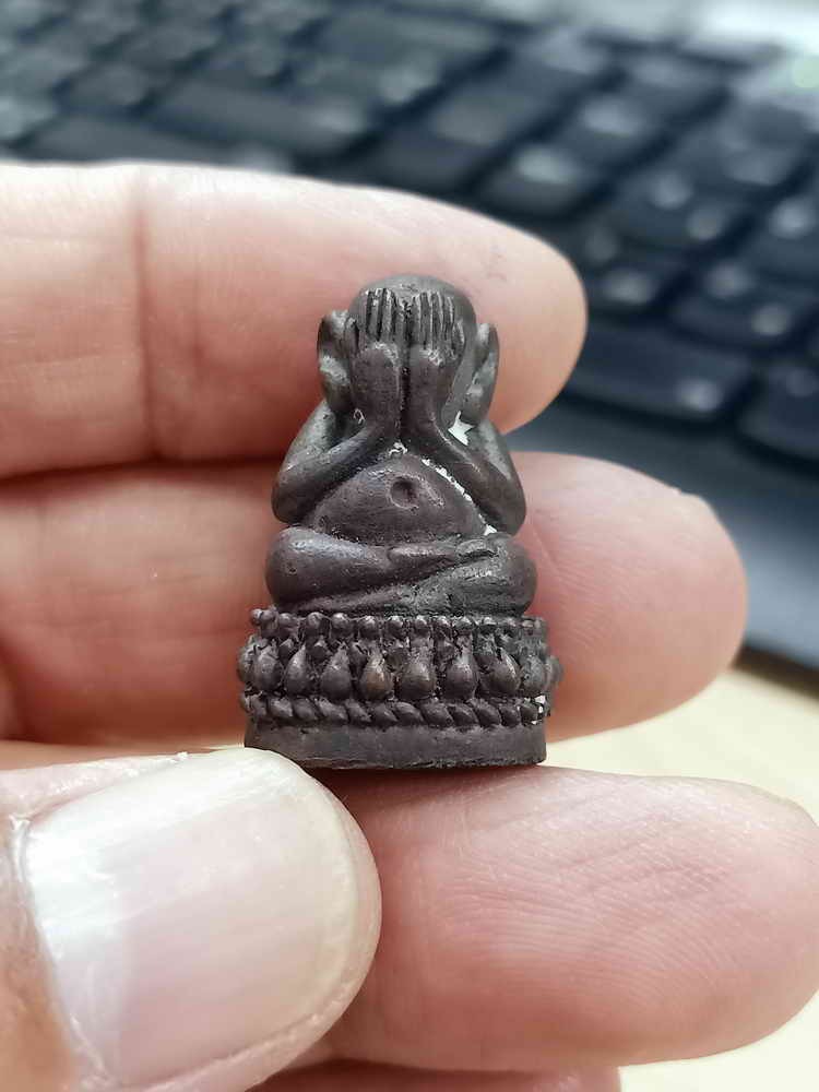 2-1709 วัดใจ 500 พระปิดตาหนุนดวงมหาลาภ หลวงพ่อสุรินทร์ ปิยะสีโล สำนักสงฆ์หนองนกเอี้ยง จ.ฉะเชิงเทรา หมยเลข 93 สร้าง 99 กล่องกำมะหยีเดิม***รายการ 5.เนื้อนวะอุดมวลสาร ราคาจอง 899.-บาท