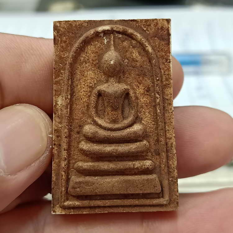 2-667 วัดใจ 100 พระสมเด็จ รุ่นใหญ่ได้ดี บารมี 9 รอบ หลวงปู่คีบ ธีรปัญโญ วัดป่าสุทธาวาส จ.นครพนม ปี 2567 ขาวพุทธคุณ คลุกว่าน หมายเลข 32 กล่องเดิม***ทำด้วยมวลสารดี