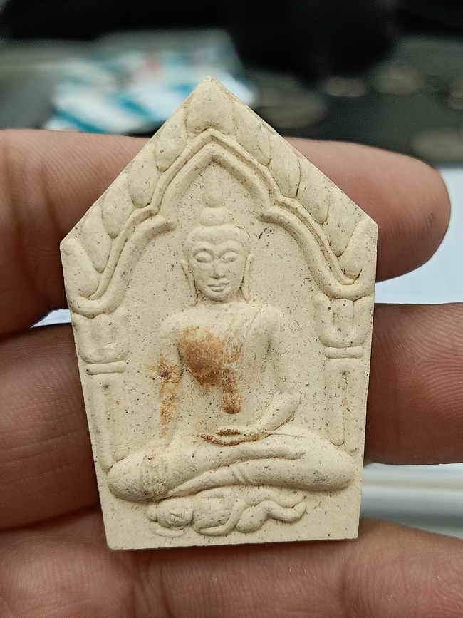 2-69 วัดใจ100 พระขุนแผนมหาเสน่ห์ รุ่นเรียกทรัพย์ ไตรมาส วัดหนองปลิง 2558/2559 เนื้อผง หลังกุมาร ตะกรุด 2 ดอก กล่องเดิม