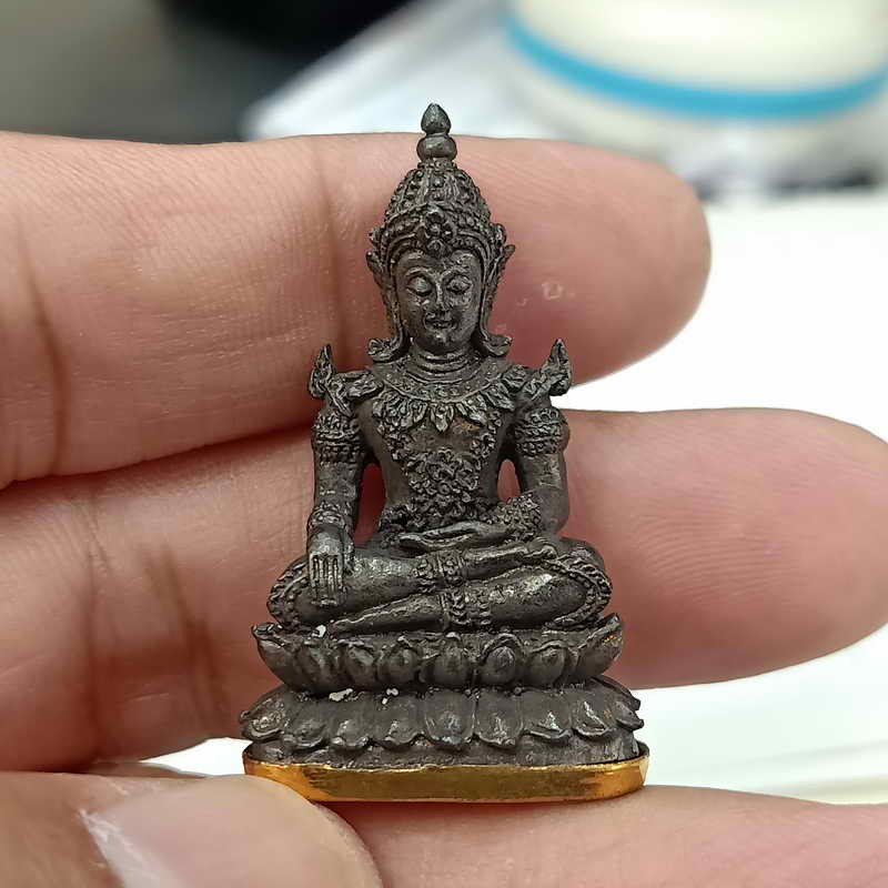 2-54 วัดใจ 200 พระกริ่งมหาจักรพรรดิ์ หลวงปู่แสน อายุ 111 ปี วัดบ้านหนองจิก จ.ศรีสะเกษ ปี 2561 เนื้อสัมฤทธิ์ก้นปลอกลูกปืน หมายเลข 117 สวยนอนกล่องเดิม