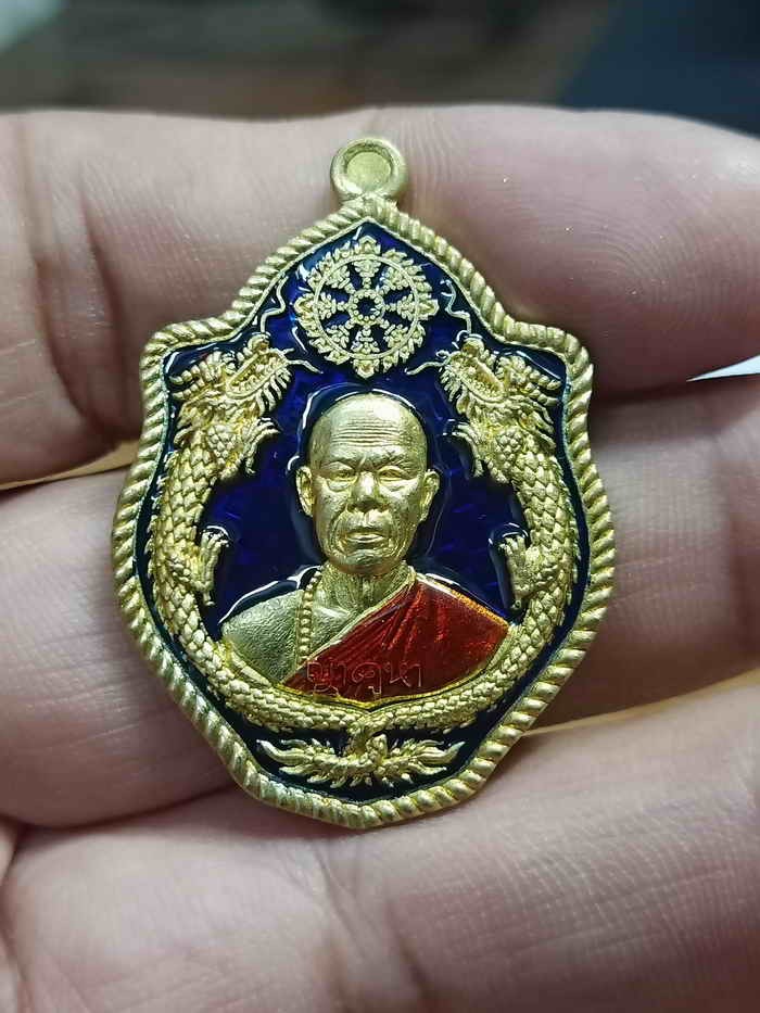 2-842 วัดใจ 100 เหรียญรุ่นแรก มังกรลุ่มน้ำโขง มหาเศรษฐี พระครูสุวรรณสารวิจิตร(ญาคูหา) วัดสระพังทอง อ.เรณูนคร จ.นครพนม 2561 เนื้อฝาบาตร ลงยา หมายเลข 40 กล่องเดิม