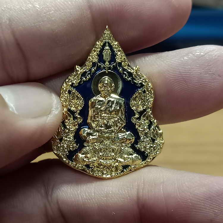 2-544 วัดใจ 100 เหรียญ 111 ปี ชาตกาล หลวงพ่อพูล วัดไผ่ล้อม จ.นครปฐม ปี 2566 เนื้อกะไหล่ทอง ลงยาพื้นสีน้ำเงิน หมายเลข 221 กล่องเดิม