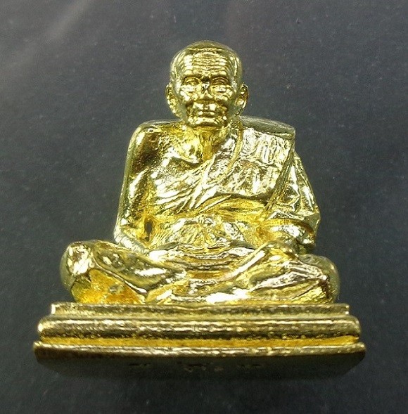 (120-) รูปหล่อลอยองค์หลวงปู่ทวดเหยียบน้ำทะเลจืด รุ่นนิรันตราย วัดแค จ.สุพรรณบุรี เนื้อทองมหาชนวน สวยครับ