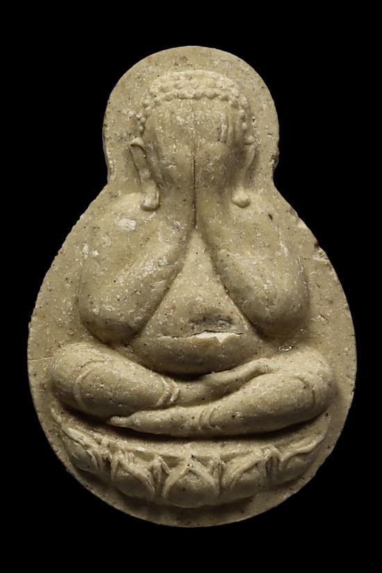 พระปิดตาทรงน้ำเต้านั่งบัว หลวงปู่วิเวียร วัดดวงแข (พระหักซ่อมมานะครับ)