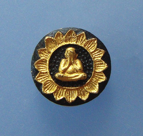 พระปิดตาจันทร์ลอยบัวบานพิมพ์เล็กเนื้อผงลงรักปิดทอง หลวงพ่อวิเชียร วัดเครือวัลย์ จ.ชลบุรี