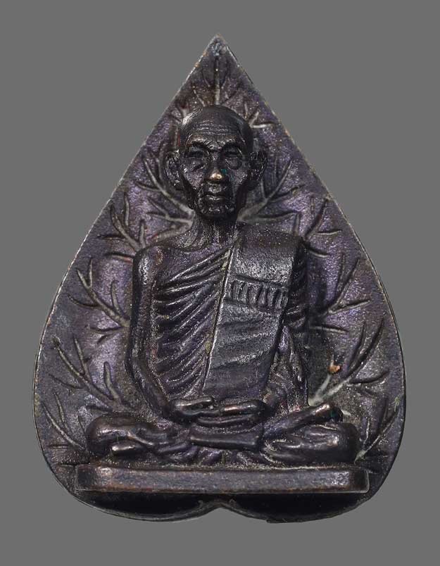 450.- รูปหล่อใบโพธิ์ รุ่นอยู่เจริญ หลวงพ่อตาบ วัดมะขามเรียง สระบุรี ปี 2532 เนื้อนวโลหะ ตอกโค้ด ใต้ฐาน สภาพสวย