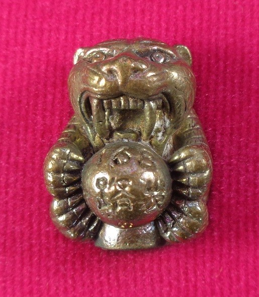 (เคาะเดียวแดง) ลูกอมเสือรุ่น 168 หลวงปู่แสน วัดบ้านหนองจิก จ.ศรีสะเกษ เนื้อสำริด อุดผงมวลสาร สวยครับ