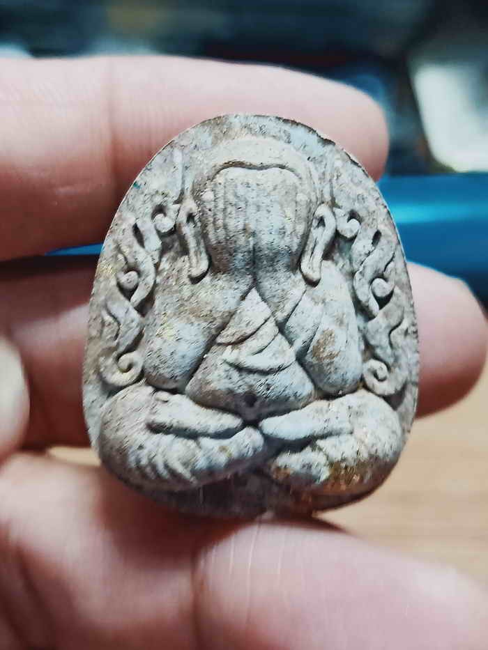 2-1477 วัดใจ 100 พระปิดตากนกข้างบูชาครู หลวงปู่โต๊ะ หลวงพ่อนงค์ วัดบางน้ำชน ธนบุรี จ.กรุงเทพ ปี 2565 จัมโบ้ มวลสารดี ตะกรุดทองแดง 2 ดอก หมายเลข 379 กล่องเดิม