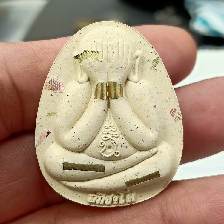 2-610 วัดใจ 100 พระปิดตาจัมโบ้ รุ่นเหนือดวง หลวงพ่อนงค์(ลูกศิษย์หลวงปู่โต๊ะ) วัดบางน้ำชน ธนบุรี กรุงเทพ ปี 2566 เนื้อผงพุทธคุณ โรยแบงค์ กำไล รก.1.40 หมายเลข 57 สร้างน้อย กล่องเดิม