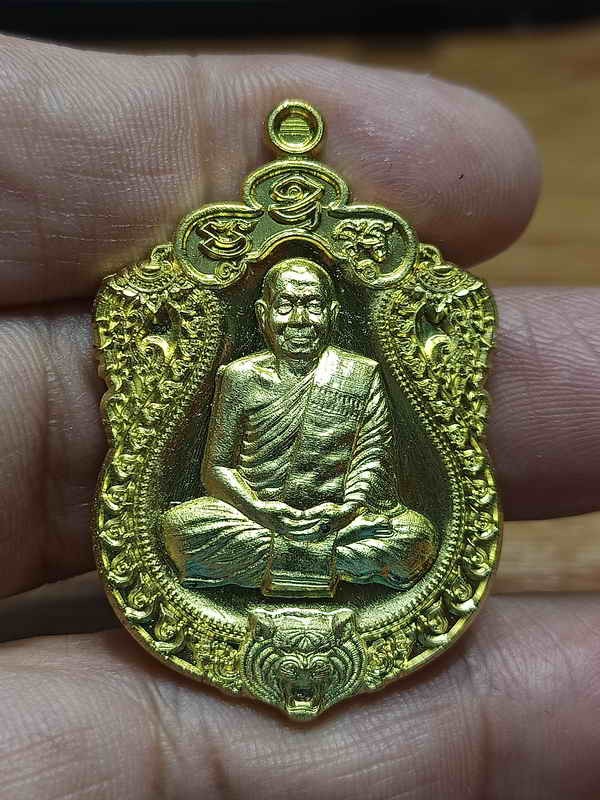 2-935 วัดใจ 100 เหรียญเสมา 7 รอบ หลวงพ่อสุนทร วัดบ้านมะเกลือ จ.นครสวรรค์ 2563 ทองทิพย์เพียว สวยคลาสิค หมายเลข 3331 กล่องเดิม***สวยคมวาระดี เสมา 7 รอบ PSGA การันตี