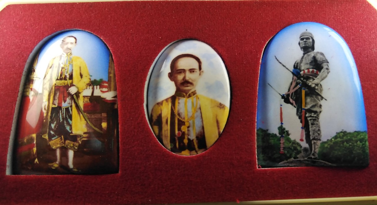 ล็อกเก็ตสมเด็จพระเจ้าตากสิน-พระยาพิชัยดาบหัก รุ่น มั่งมีทรัพย์ โครงการน้ำดื่มเฉลิมพระเกียรติ 26 ธันวาคม 2554