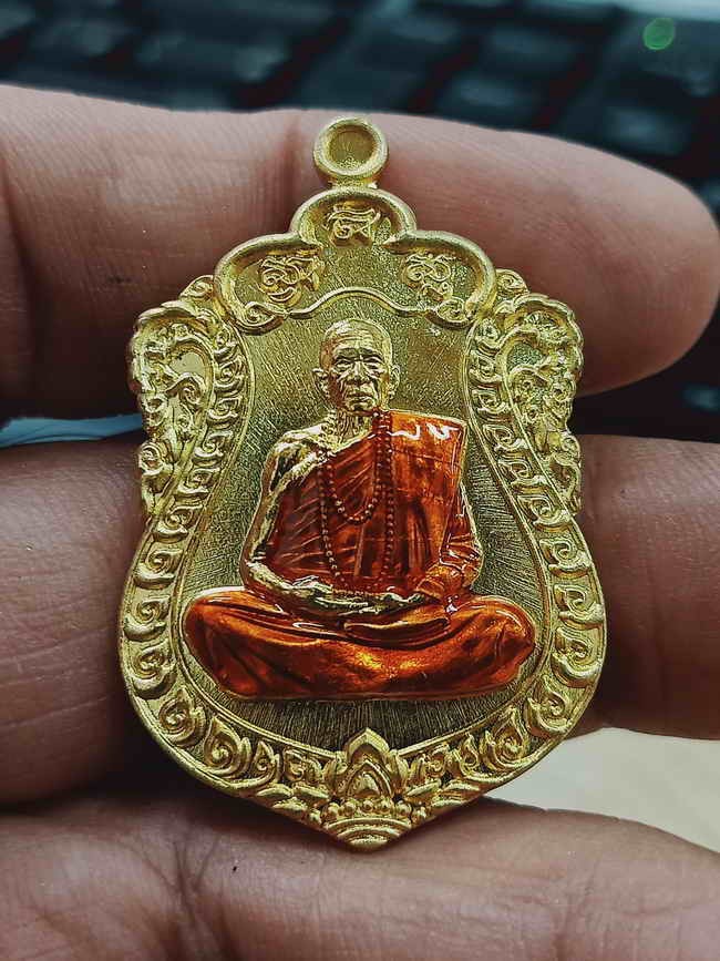 2-1207 วัดใจ 100 เหรียญเสมา สมปรารถนา หลวงปู่เถิง วัดบ้านอาลัย จ.ศรีสะเกษ 2566 ทองทิพย์ ลงยาจีวร หมายเลข 163 กล่องเดิม