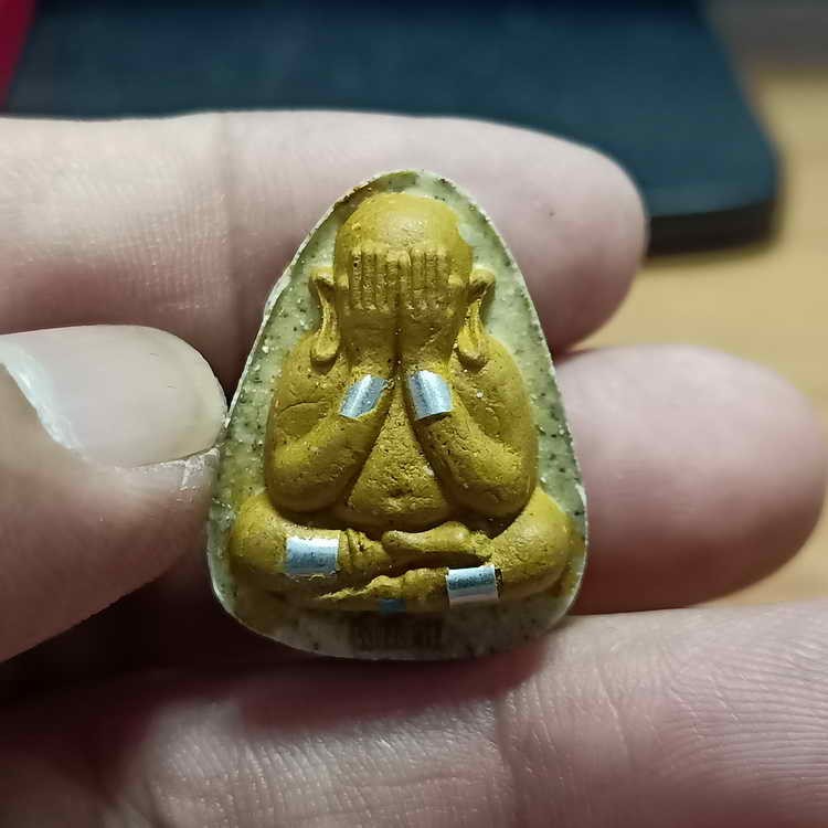 2-38 วัดใจ 100 พระปิดตาปลดหนี้ รุ่นที่ระลึกบูรณะอุโบสถ หลวงปู่นงค์(ศิษย์หลวงปู่โต๊ะ) วัดบางน้ำชน จ.กรุงเทพฯ เนื้อขาวองค์เหลือง กำไรมือ-ขา หมายเลข 76 กล่องเดิม