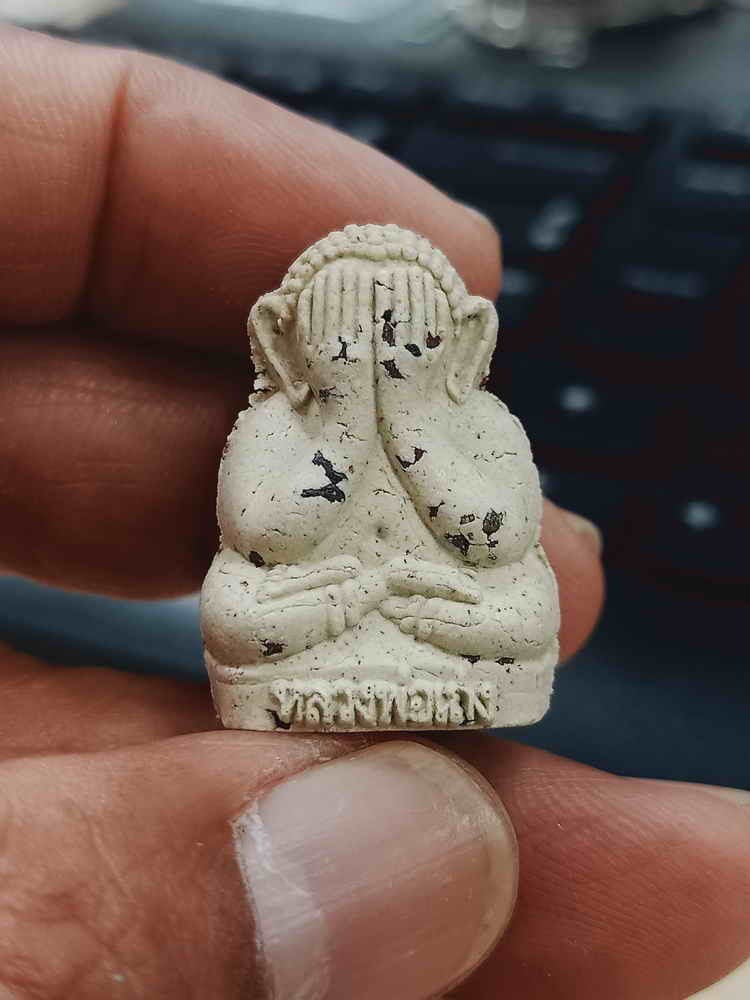 2-1490 วัดใจ 150 พระปิดตามหาเศรษฐี อายุวัฒนมงคล 65 ปี หลวงพ่อเถ่ง วัดหนองกรับ จ.ระยอง 2567 เนื้อเกสรฝังพลอย หมายเลข 1181 กล่องเดิม***สวยดี พิธีดี ทำลายบล็อค