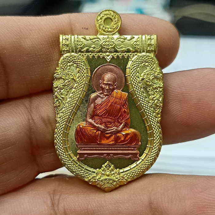 2-525 วัดใจ 100 เหรียญเสมา บารมีครู หลวงปู่สมาน ที่พักสงฆ์เขายางหัก ราชบุรี 2567 เนื้อทองทิพย์ หน้ากากทองแดง ลงยาจีวร หมายเลข 145 สร้าง 207 เหรียญ กล่องเดิม***มากันแน่นสำนัก