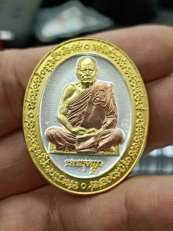 2-531 วัดใจ 100 เหรียญ 5 แชะ หลวงพ่อเสน่ห์ วัดพันสี อ.หนองขาหย่าง จ.อุทัยธานี 2564 เนื้อ 3K หมายเลข 114 กล่องเดิม***เหรียญใหญ่หนา จิ๊กโก๋ สายเหนียว 5 แชะ ปฐมบท