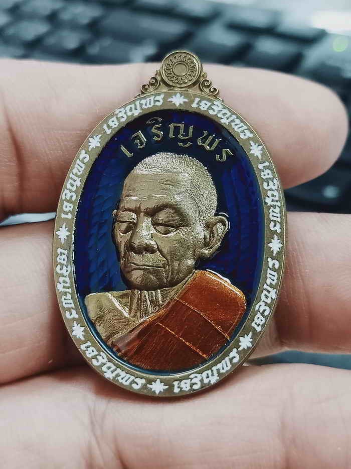 2-1372 วัดใจ 100 เหรียญหันข้าง เจริญพร หลวงปู่บุญมา สำนักสงฆ์เขาแก้วทอง จ.ปราจีนบุรี 2567 ทองทิพย์ผิวชนวน ลงยาพื้น ขอบ จีวร หมายเลข 36 สร้าง 73 เหรียญ กล่องเดิม***งานสวย