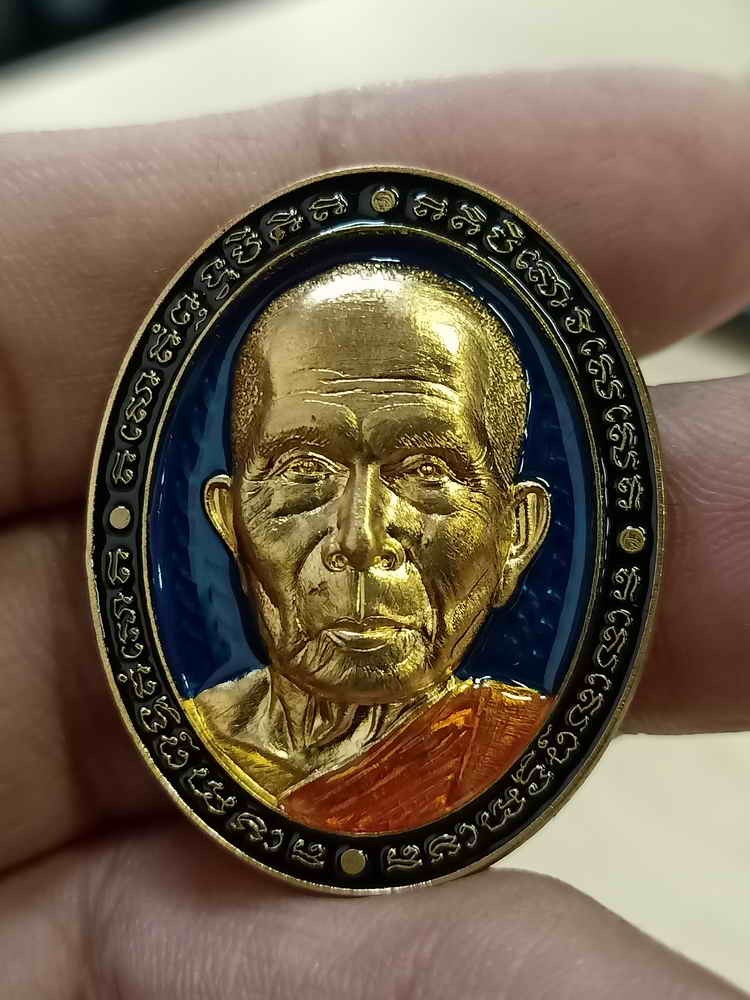 2-850 วัดใจ 100 เหรียญหน้ายักษ์ มงคลมหาบารมี รวยพันล้าน อายุ 96 ปี หลวงปู่หา วัดสักกะวัน จ.กาฬสินธุ์ เนื้อทองทิพย์ ลงยา หมายเลข 160 กล่องเดิม