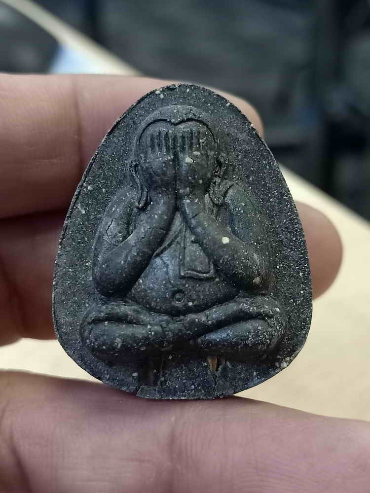 2-430 วัดใจ 50 พระปิดตา พิมพ์ใหญ่ รุ่น 9 นะ หลวงปู่โต๊ะ วัดถ้ำสิงโตทอง จ.ราชบุรี เนื้อใบลาน ตะกรุด 2 ดอก หลังฝังพลอย ใหญ่หนา หมายเลข 85 กล่องเดิม