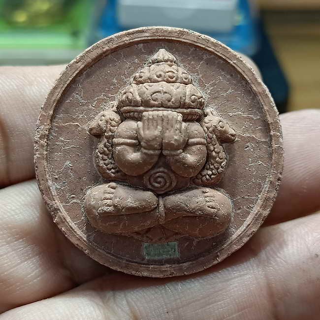 2-696 วัดใจ 50 พระผงปิดตาพังพระกาฬ รวย รวย รวย หลวงปู่อิ่ม วัดทุ่งนาใหม่ จ.นครศรีธรรมราช ปี 2566 แดงว่านยาจินดามณี หลังฝังพลอย 3 เม็ด หมายเลข 30 กล่องเดิม