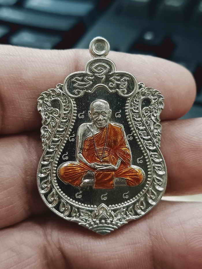 2-1066 วัดใจ 150 เหรียญเสมา ที่ระลึกครบ 8 รอบ ครูบาอุ่น วัดโรงวัว จ.เชียงใหม่ 2567 อัลปาก้า ลงยาจีวร ตอก 8 รอบ คลาสสิค หมายเลข 23 กล่องเดิม***ขึ้นชื่อเสมา 8 รอบ ต้องมา