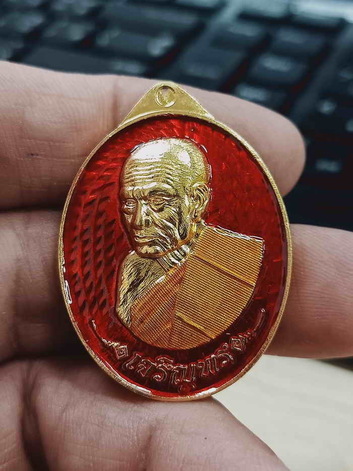 2-1202 วัดใจ 100 เหรียญเจริญพร หันข้าง หลวงพ่อเงิน พุทธโชติ วัดท้ายน้ำ จ.พิจิตร 2567 ชุบทอง ลงยาแดงหน้า-หลัง หมายเลข 66 กล่องเดิม