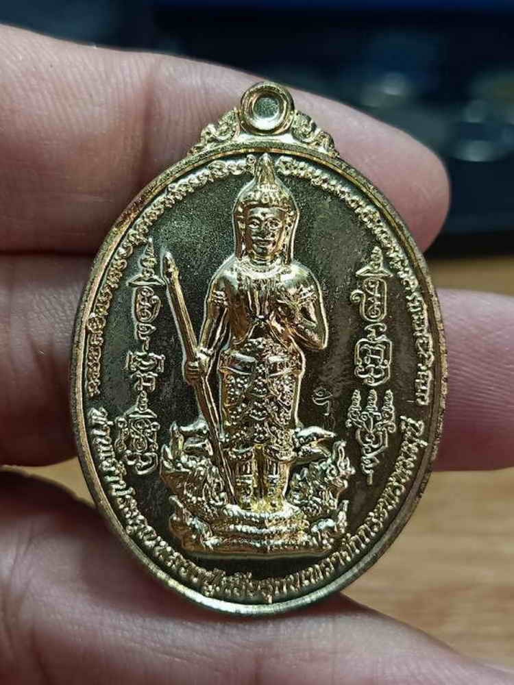 2-66 วัดใจ 100 เหรียญหลวงปู่ศรีอรุกขเทวา รุ่นสร้างอุโบสถ วัดเขาช่องกลิ้งช่องกรด อ.เลาขวัญ จ.กาญจบุรี 2556 กะไหล่ทอง หมายเลข 918 กล่องเดิม