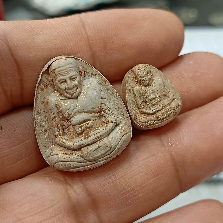 2-81 วัดใจคู่ 50 พระผงหลวงปู่ทวด รุ่นเจ้าสัวพันล้าน หลวงปู่อิ่ม วัดทุ่งนาใหม่ จ.นครศรีธรรมราช ปี 2566 เนื้อเทาผงธูป โรยผงทอง มีหมายเลข กล่องเดิม***ชุดสุดคุ้ม มวลสารดี G#4